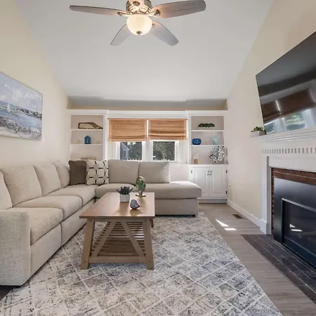 Minutes To Craigville Beach Private Patio And Backyard